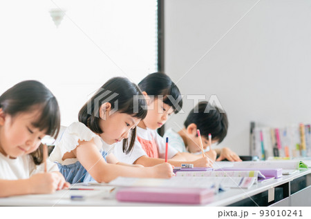 学習塾で勉強する小学生 学習塾で勉強する小学生 93010241