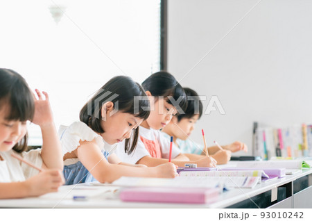 学習塾で勉強する小学生 学習塾で勉強する小学生 93010242