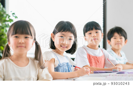 学習塾で勉強する小学生 93010243