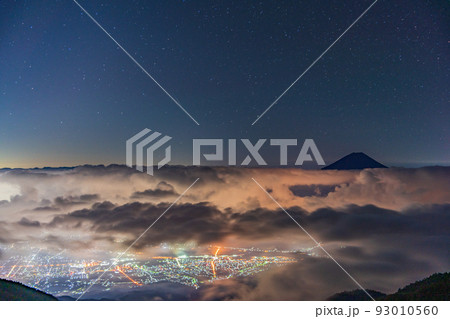 (山梨県)街灯りと大雲海に浮かぶ富士山 (山梨県)街灯りと大雲海に浮かぶ富士山 93010560