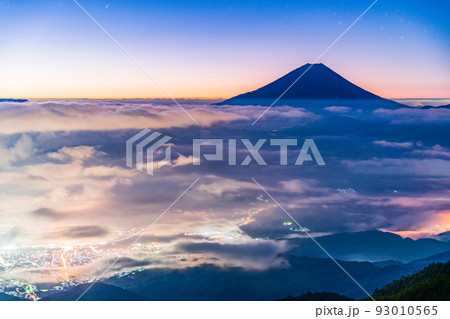 （山梨県）街灯りと大雲海に浮かぶ富士山 93010565