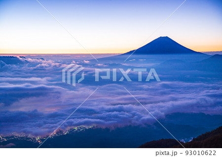 （山梨県）大雲海に浮かぶ富士山　夜明け 93010622