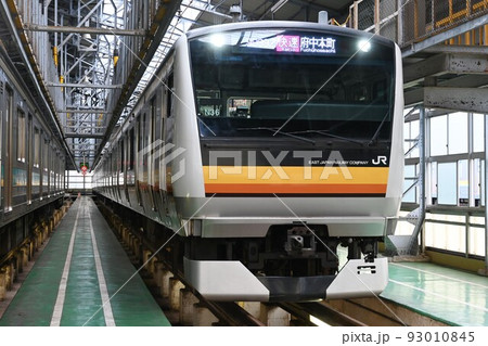 車両基地に停車する南武線のE233系8500番台 車両基地に停車する南武線のE233系8500番台 93010845