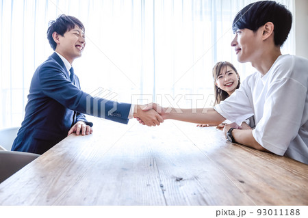 マンションを購入する夫婦 握手 マンションを購入する夫婦 握手 93011188