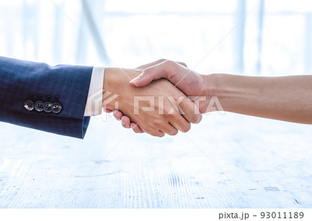 マンションを購入する夫婦のイメージカット　握手 93011189