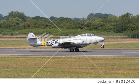 イギリス空軍ミーティアT7ジェット練習機着陸 イギリス空軍ミーティアT7ジェット練習機着陸 93012420