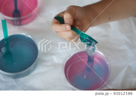 小学校で育てた朝顔で朝顔水を作ったよ。朝顔水を使って作ったカラフルなスライム 93012586