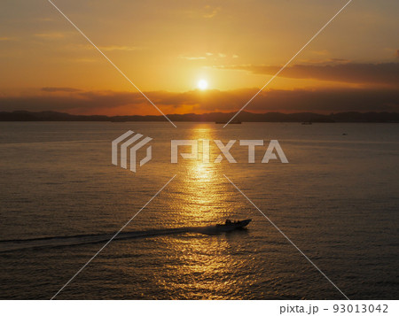 夕日に照らされる舟シルエット 93013042