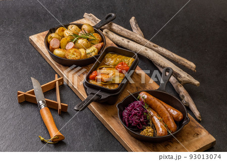 ジャーマンポテト German potatoes made in a cast iron ジャーマンポテト German potatoes made in a cast iron 93013074
