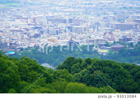 若草山から興福寺・奈良市街を見下ろす 93013084