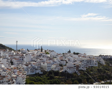 【スペイン】高台から見下ろす、美しい白い村「フリヒリアナ」の新市街の風景 【スペイン】高台から見下ろす、美しい白い村「フリヒリアナ」の新市街の風景 93014015