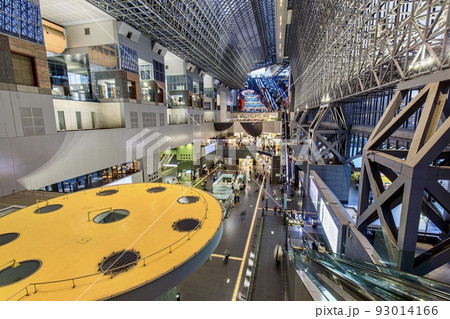 京都府　夜の京都駅中央コンコース 93014166