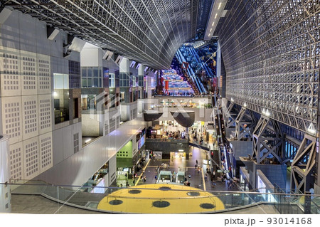 京都府　夜の京都駅中央コンコース 93014168