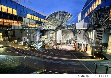 京都府　京都駅屋上広場への大階段より望む中央口コンコース方面 93014543
