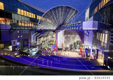 京都府　京都駅屋上広場への大階段より望む中央口コンコース方面 93014545