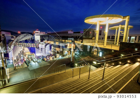 京都府　京都駅屋上広場への大階段より望む中央口コンコース方面 93014553