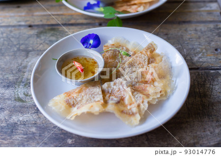 Crispy spring roll stuffed with prawns and Pork Crispy spring roll stuffed with prawns and Pork 93014776