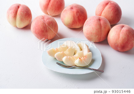 カットして皿に盛り付けた桃　福島県産あかつき 93015446