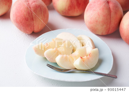 カットして皿に盛り付けた桃　福島県産あかつき 93015447