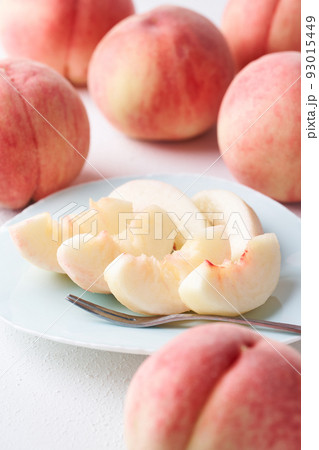 カットして皿に盛り付けた桃　福島県産あかつき 93015449