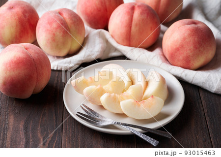 カットして皿に盛り付けた桃 福島県産あかつき カットして皿に盛り付けた桃 福島県産あかつき 93015463