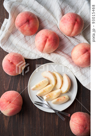 カットして皿に盛り付けた桃　福島県産あかつき 93015468