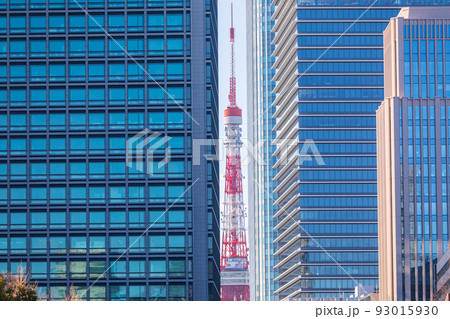 「東京都」ビルの隙間から見える東京タワー 93015930