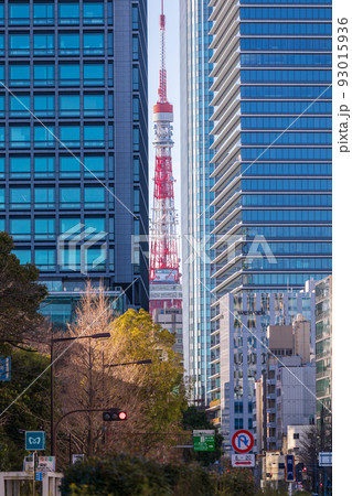 「東京都」ビルの隙間から見える東京タワー 93015936