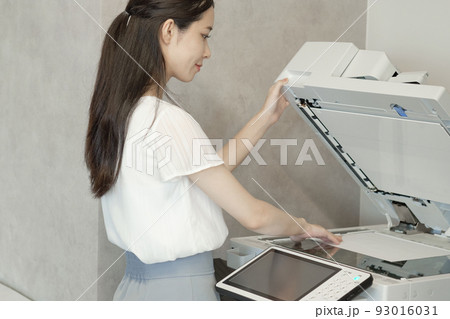 コピーを取る女性 コピーを取る女性 93016031