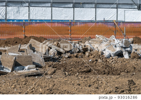 工事現場の敷地で撤去した地中埋設物 93016286