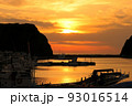 知床斜里ウトロ漁港の夕日 93016514