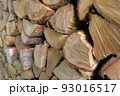 積まれた薪 93016517