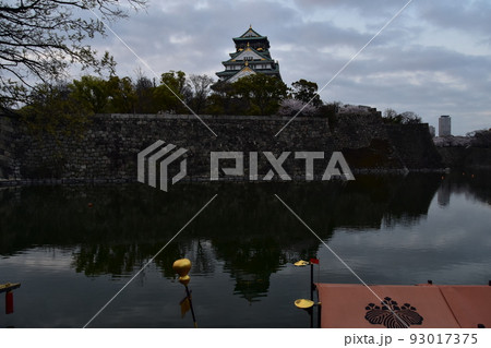 日本の大阪府　春の大阪城　満開の桜と立派な天守閣　お堀に停留する屋形船 93017375