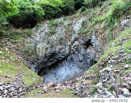 北朱雀洞、兵庫県豊岡市赤石にある玄武洞公園、冷えかたまった溶岩が規律をもって 積み重なった 93017630