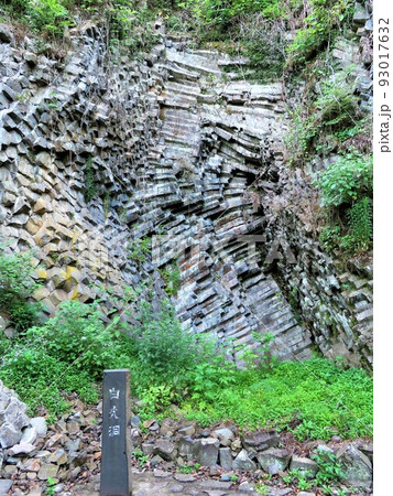 白虎洞、兵庫県豊岡市赤石にある玄武洞公園、冷えかたまった溶岩が規律をもって 積み重なった 93017632