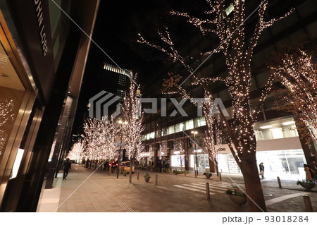 東京都千代田区日比谷丸の内仲通りの夜景とイルミネーション 93018284