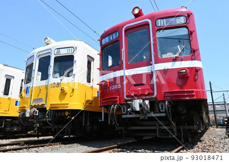 車両基地で並ぶ高松琴平電気鉄道1080形と1300形 93018471