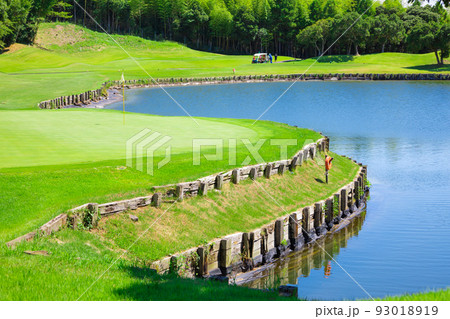 青空のゴルフ場・池越えグリーンのコースの眺め（千葉県木更津市） 93018919
