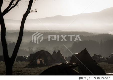 朝霧高原に差し込む太陽の光 93019287