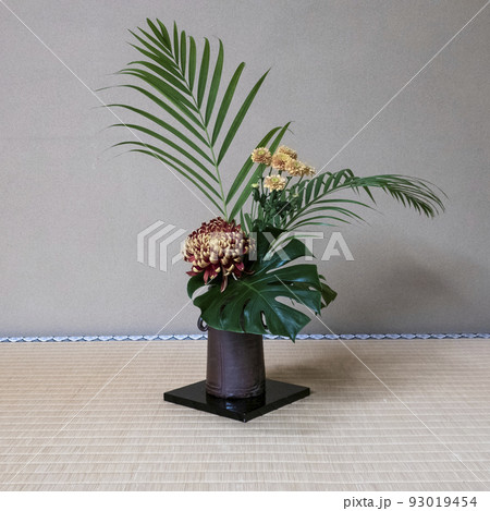 床の間に活けた花 93019454