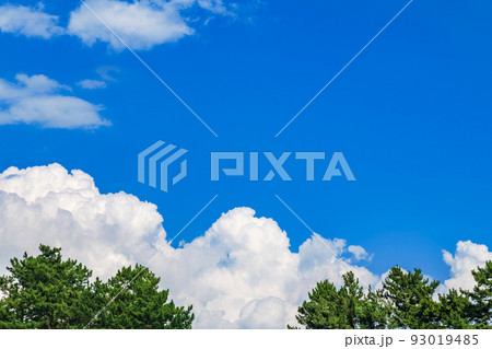 青い空と白い雲・夏イメージ 93019485
