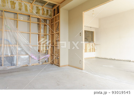 和室とリビングのリフォーム内装工事中 マンション現場 2LDK 押し入れ 解体 床下地 和室とリビングのリフォーム内装工事中 マンション現場 2LDK 押し入れ 解体 床下地 93019545