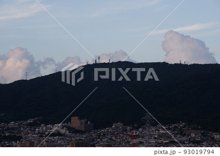 東大阪市内から見た生駒山系に発生した入道雲 東大阪市内から見た生駒山系に発生した入道雲 93019794