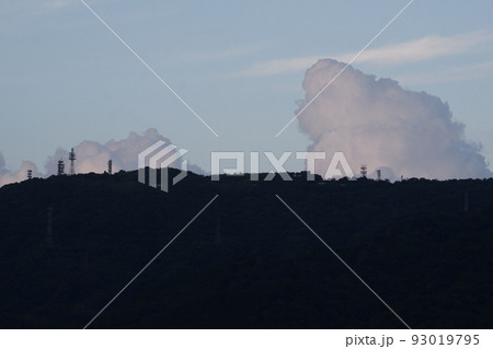 東大阪市内から見た生駒山系に発生した入道雲 93019795