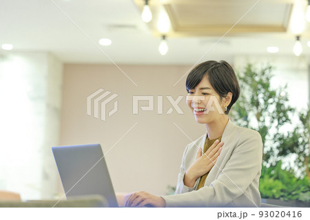 トラブルを回避して胸をなでおろすビジネスウーマン2 93020416