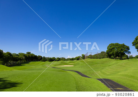 青空のゴルフ場・バンカーや多数のコブがある難しいコースの眺め(千葉県木更津市) 青空のゴルフ場・バンカーや多数のコブがある難しいコースの眺め(千葉県木更津市) 93020861
