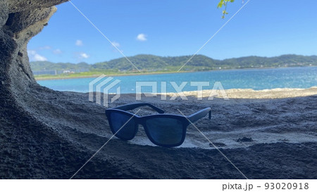 夏模様な海とサングラス 93020918