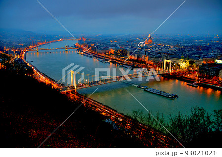 ブダペスト・ゲッレールトの丘からのドナウ川の夜景 93021021