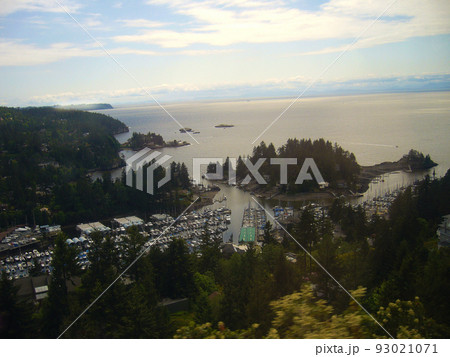 日光が差し込む船の停泊所 93021071