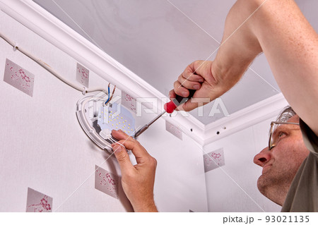 Connects wire of led lights panel to switch. 93021135